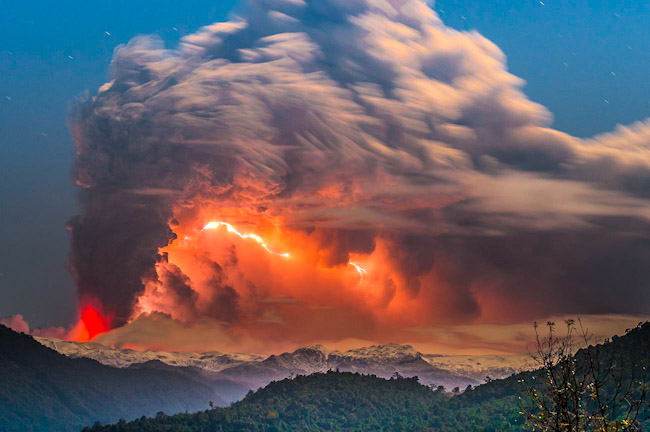 Francisco-Negroni-volcano-weather-lightning-fire-chile-1