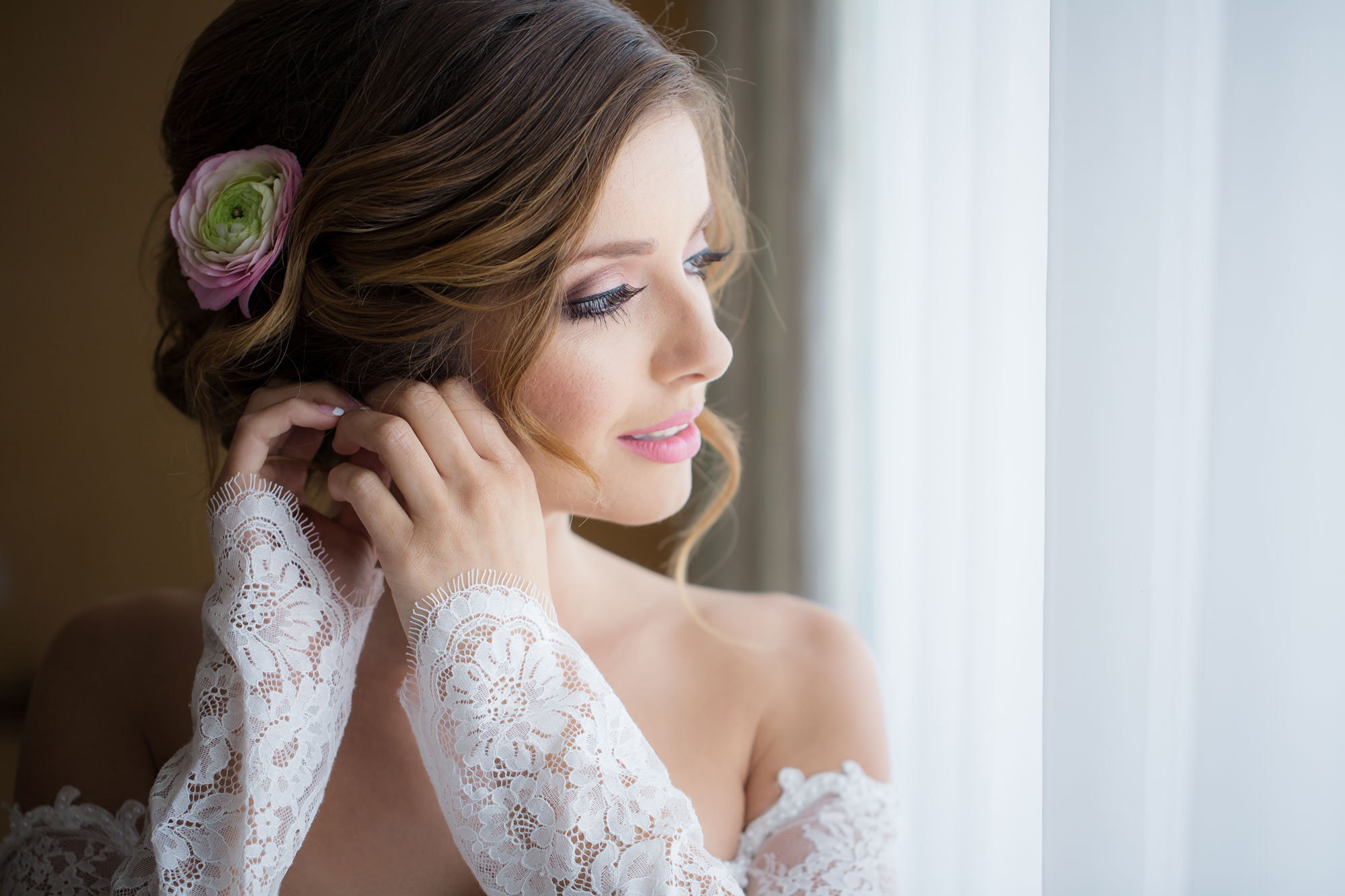 10 Bridal Poses  for Wedding  Photographers