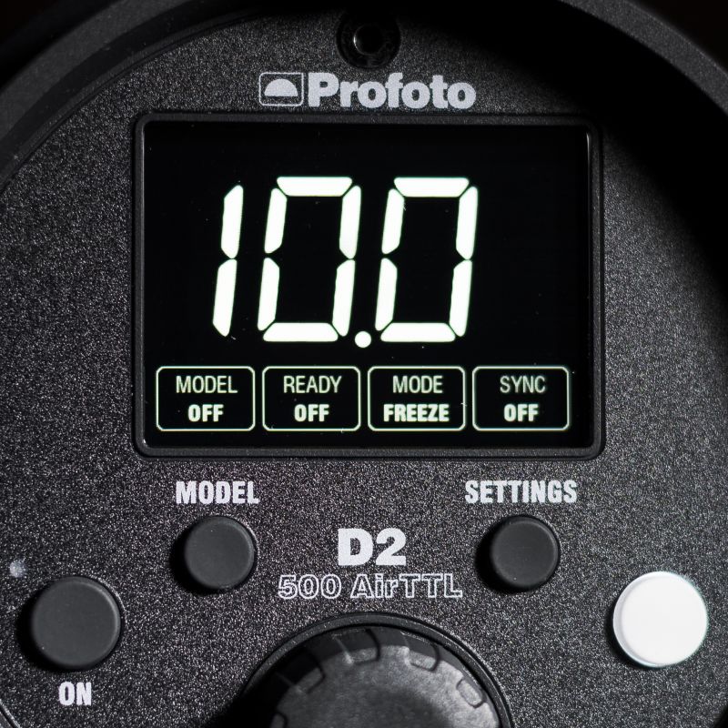 close up of profoto d2 strobe showing the freeze mode having been activated. The Profoto D2 is the perfect light for Product photography